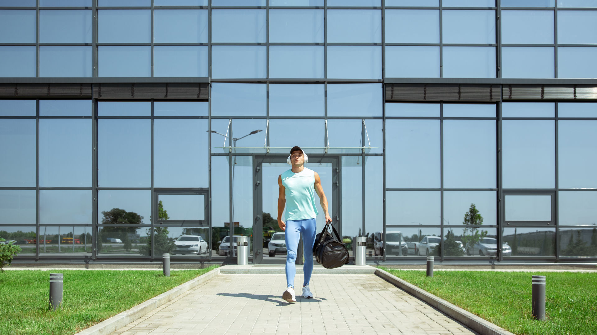 Usuario de un gimnasio asociado a WellNets saliendo del establecimiento